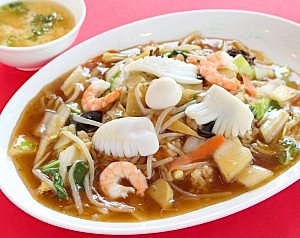 あんかけ焼きそばまたは中華飯